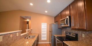 Townhome - 2 bedrooms, 1 bathroom & 1 car garage - NO A/C! NO PETS ALLOWED! Gallery 5