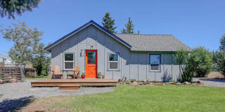 Crisp Remodeled 3-Bedroom in heart of Sisters! Gallery 1