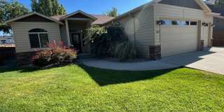 Beautiful 4 bed/2 bath home in excellent location, with a 3 car garage! Gallery 1