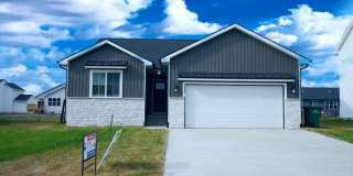 "Modern Comfort & Convenience: 3 Bed, 2 Bath Ranch Style Home in Waukee's Prime Location" Gallery 1