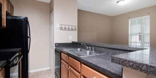 Park Lake — 1 Bed / 1 Bath + Den | Upstairs Condo | Brandon, FL Gallery 10