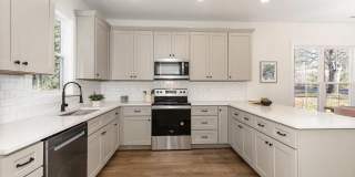 Room in 3 Bedroom Home at Maplewood Dr Room in 3 Bedroom Home at Maplewood Dr Gallery 8