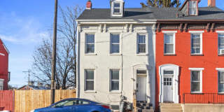 Bright 3 Bedroom, 1.5 Bath Home with Private Yard! Gallery 1