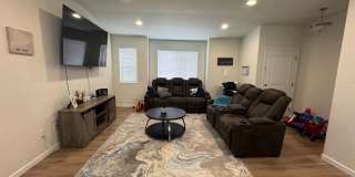 Stylish 3-Bedroom Townhome with Mountain Views & 2-Car Garage Gallery 4