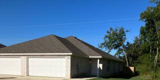 3 bed, 2 bath, 2 car garage - Wagoner Gallery 1