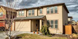 NE House Pet Friendly, 4 Bdrm, 2.5 Bath, Bonus Room, Office, Gas Heat/fireplace, A/C Gallery 1