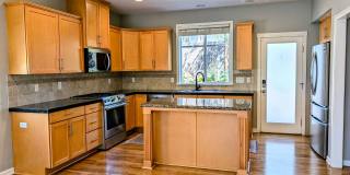 Spacious 2700+ sq.ft House in Logan Park neighborhood Gallery 7
