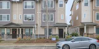 Gorgeous 3 Bedrm+Loft | 3.5 Bath End Unit Townhouse with upgrades | *Hardwood*Granite* |Bedrm with Full Bath on 1st floor! Gorgeous 3 Bedrm+Loft | 3.5 Bath End Unit Townhouse with upgrades | *Hardwood*Granite* |Bedrm with Full Bath on 1st floor! Gallery 1