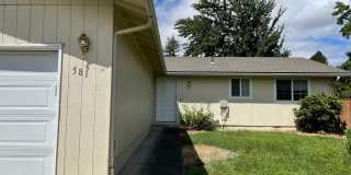 Very Nice 3 Bedroom 2 bath Home-Fully fenced Back Yard-East Medford Gallery 1