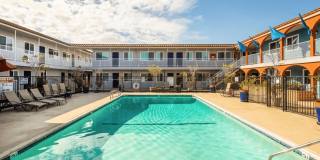 Laurel Pointe Gallery 11