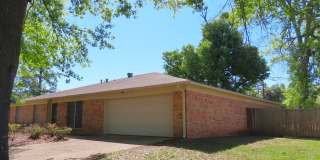 South Tyler! 3 Bedroom, 2 Bath Duplex w/Garage Gallery 3