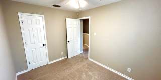 *MOVE IN SPECIAL* Updated 3BD/2.5BA Two-Story Duplex with New Carpet & Fenced Yard! Gallery 16