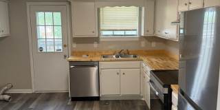 2 Bedroom/ 1 Bathroom Duplex in Hermitage Gallery 4