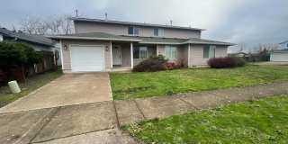 Move In Special! Enjoy $500.00 Off Your First Months Rent On This Freshly Updated Two Bedroom Pet Friendly Duplex! Gallery 1