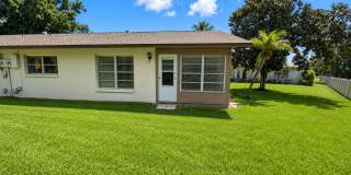 Annual unfurnished   **55+**     2/2 villa downtown Sarasota Gallery 23