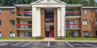 Beautiful 2 bed condo Near Newtown Gallery 1