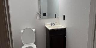 Charming 1 Bed Apartment | Hardwood Floors + Near Downtown! Gallery 7