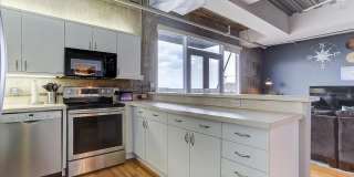 Beautiful and Spacious Loft-Style Condo 1 Bed/1.5 Bath Near Ballpark Gallery 9