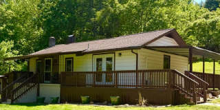 Adorable 2 bedroom farmhouse 10 minutes to Downtown Asheville Gallery 1