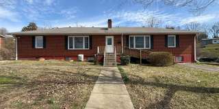 Charming 2 Bed, 1 Bath Triplex Gallery 1