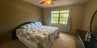 Beautiful 3 bedroom 2.5 bathroom pool home Gallery 14