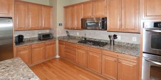 Beautiful Luxury TH with Deck & Patio! Gallery 7