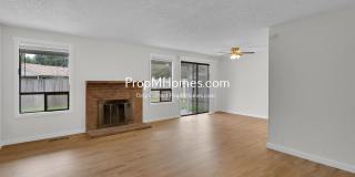 Spacious Two Bedroom Duplex in Aloha with Fenced Outdoor Space! Gallery 1