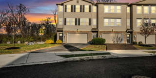 Luxury 4/BR, 2.5 bath townhouse Gallery 1