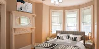 Modern Apt for the Socially Inclined near NEU  more w plenty of space + $500 Utilities Rebate with Promo Gallery 4