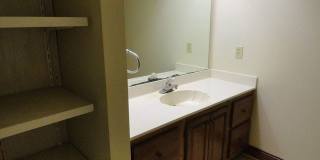 Room in 3 Bedroom Home at Grove Ave Gallery 3