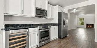 2 Bedroom, 2.5 Bath Walking Distance From the Riverside Trails and Downtown! Gallery 1