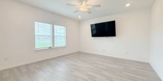Spacious 4BR Home with Office, Loft & Lake Views Gallery 8