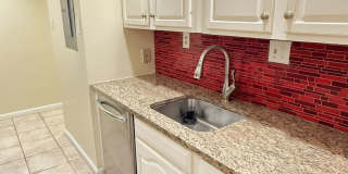 2 Level, 2 Bedroom Hidden Gem in Dupont! Gallery 11