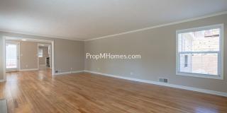 Updated Three Bedroom Home in Milwaukie - Large Fenced Yard! DEPOSIT SPECIAL Gallery 6