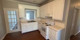 AVAILABLE NOW – 3 Bedroom / 2 Bathroom Duplex in Elgin! Gallery 1