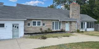 Location location location!!!!  Great Location 3 bedroom ranch in St. Charles Gallery 1