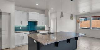 4 Bed, 3 car garage, private pool for rent! Gallery 4