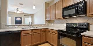 Two Bedroom Townhouse, Great Location! Gallery 8