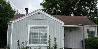 Cute 2 bedroom bungalow next to MSU Gallery 1