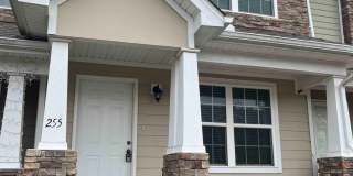 Spacious and well kept 2 bedroom home Gallery 1