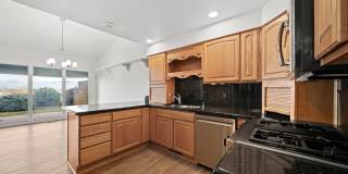 Mid-Century Modern home with stunning views _ Pets Welcome! Gallery 16