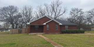 Spacious 3BR Lease Opportunity Near Downtown Cleburne Gallery 1