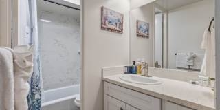 Downtown Honolulu Condo - AC . W/D . Full Kitchen Gallery 11