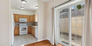 Spacious Sun-filled 3 bed 2.5 Bath Townhouse Gallery 10