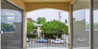 HUGE TOP FLOOR 2 BED 2 BATH IN PRIME SANTA MONICA! -FIREPLACE, BALCONY & GARAGE PARKING SPACE Gallery 11