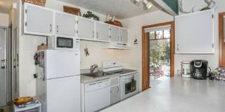 Warrior's Mark Condo! Walk to town and on the bus route! Gallery 14