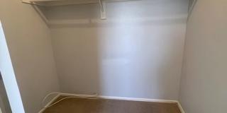 Bright 2 Bedroom / 1 Bathroom Upstairs Unit with Mountain View Gallery 15