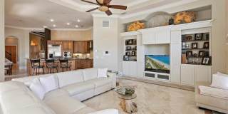 Stunning Lagoon Residence! Gallery 18