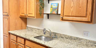 Great 1 Bedroom Condo in Kirkland with Reserved Parking! Utilities Included~ Gallery 1