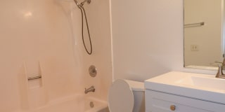 Lovely 2 bedroom townhouse Gallery 17